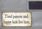 EM2368 Magneet: Tired parents and happy kids … EM2368
