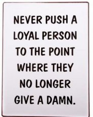 Tekstbord 352 Tekstbord: Never push a loyal person to... EM5253
