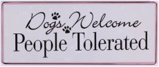 Tekstbord: Dogs welcome people tolerated EM5797