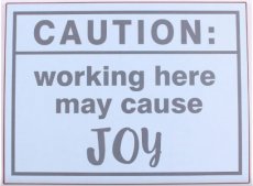 Tekstbord: Working here may cause joy EM6998
